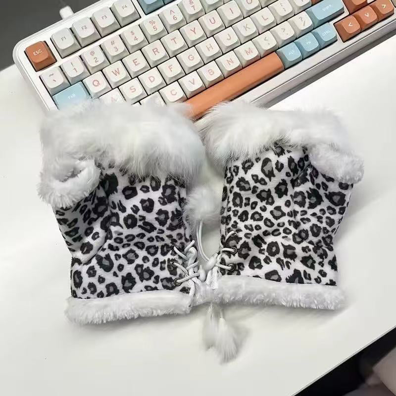 Warm Leopard Print Gloves